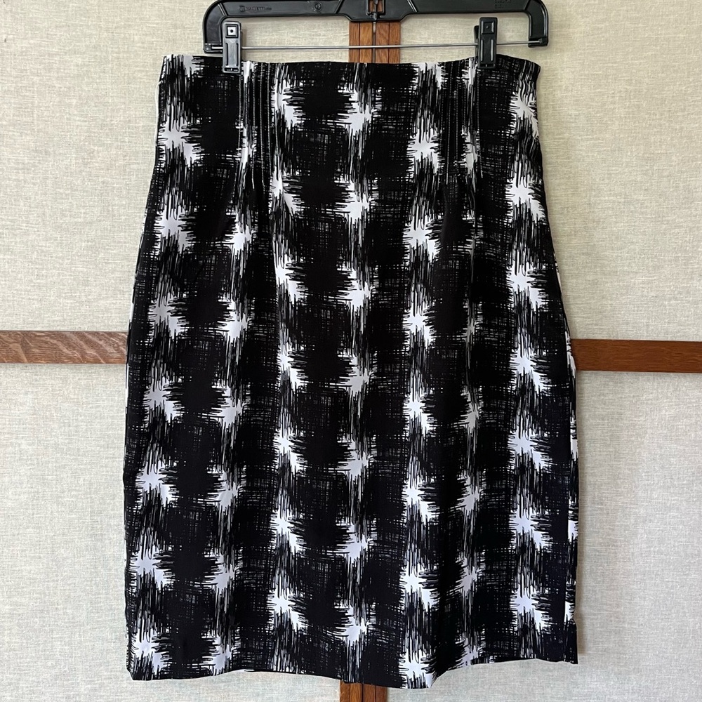 Worthington Retro Black and White Geometric Scribble  Lined Pleats Detail